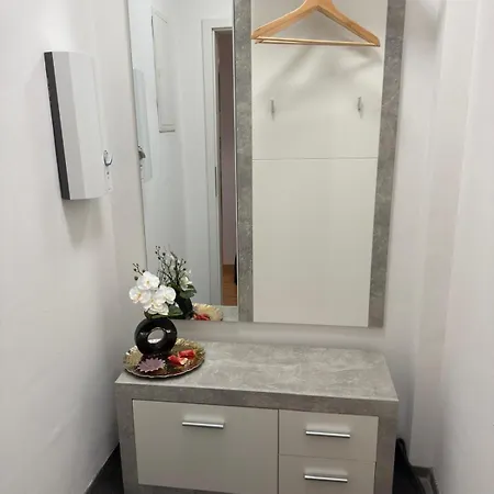 Appartement Unterkunft, Schoene Lage Auf Der Insel Niederwerth